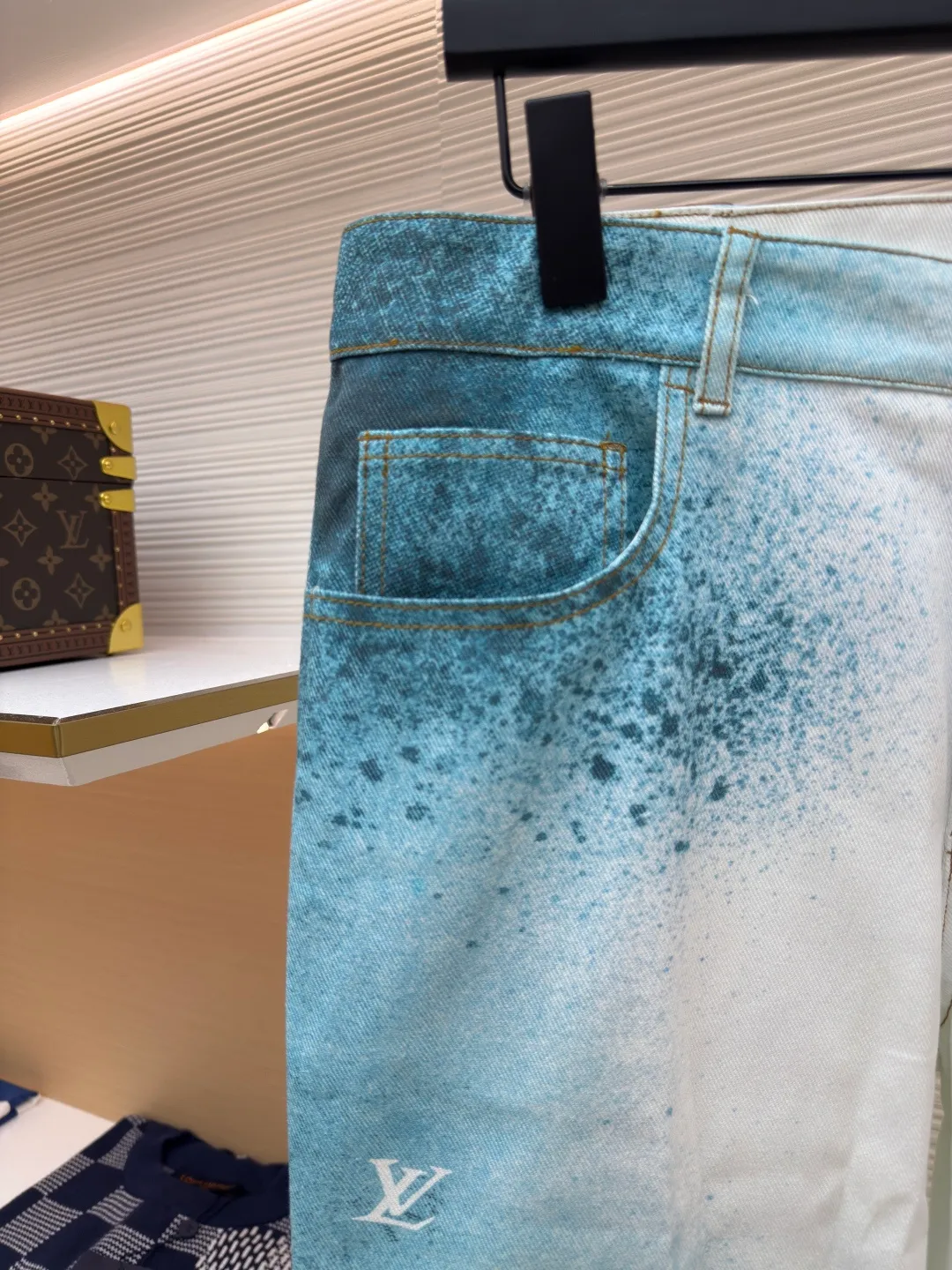 LOUIS VUITTON ink painting trousers ●Authentic product: Purchased and developed for 9800 ●Item number: 1680412-B30 ●Fabric: denim fabric ●Technology: made of semi-bleached cloth ●Version: fitted version ●Weight: about 640 grams ●Size: 30-31-32-33 ●Description: The fabric is made of 7s*7s cotton twill gauze fabric, with a semi-bleached fabric base. Y version was purchased, the flower position was scanned and the printing draft was refined with PS, the fabric was covered with cutting pieces to position the flowers, and a red edge was added to the outer circle of the cutting pieces. The finished printed fabric was precisely cut by laser burning, and the active digital direct-injection printing was printed with a white background ink painting gradient hollow letter effect. The overall wiring is straight and delicate, the fabric is comfortable and soft, and the color is consistent without color difference. It can be matched with the same style to create a fashionable look and control various occasions. Customized accessories, complete with three standards, same style for men and women!